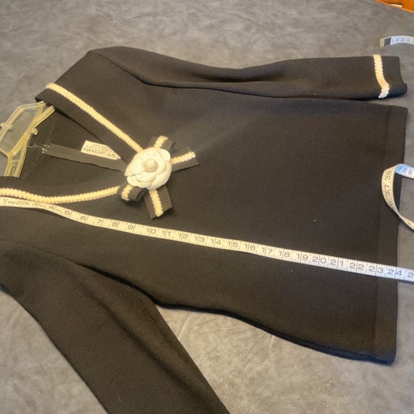 St John top with Flower Pin - Picture 3 of 9